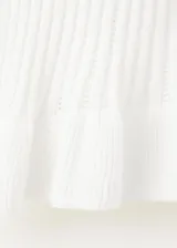 Cardigan de punto fino color blanco, con escote en V, mangas largas con puños acampanados y cierre delantero con cordones para atar.