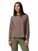 Camisa de trekking Columbia de manga larga, color marrón, con cuello clásico, cierre frontal de botones y bolsillo en el pecho con logo de la marca. Diseño técnico con tecnología Omni-Shade y Omni-Wick.
