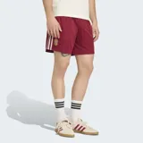 Short deportivo Adidas de la selección de España, color bordó con diseño de rayas verticales sutiles. Presenta las tres tiras características de la marca en color blanco en los laterales y el escudo de la selección bordado en la pierna derecha.