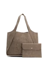 Cartera tipo tote de Hush Puppies en color marrón, confeccionada en material sintético con efecto desgastado. Presenta un diseño amplio con doble asa superior para llevar al hombro y perforaciones frontales formando un círculo con el texto de la marca.