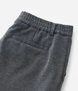 Pantalón de sastrería corte skinny, color gris claro, con trabillas en la cintura, cierre de botón y cremallera, y bolsillos laterales. Confeccionado con tecnología performance que ofrece secado rápido y resistencia a las arrugas.