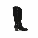 Bota alta de gamuza negra con caña alta, punta afinada, taco bajo ancho y costuras decorativas artesanales a lo largo de la silueta. Cuenta con cierre lateral.