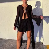 Top negro de microtul con escote en V y tiras finas regulables.