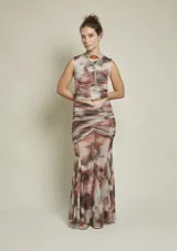 Top elastizado de tul con estampado abstracto en tonos marrones y blancos, sin mangas y con abertura en la espalda.