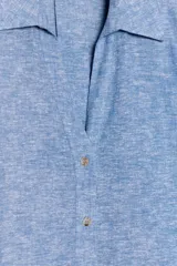 Camisa celeste confeccionada en hilatura con lino, de corte holgado. Tiene cuello solapa, escote pico, manga tres cuartos y bajo asimétrico. Cierre frontal con botones.