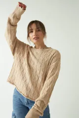 Sweater tejido con trama de ochos color fucsia, cuello redondo y corte cropped.