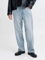 Jean de corte baggy con tiro alto y calce holgado en toda la pierna. Presenta un diseño clásico de cinco bolsillos con un lavado stonewash que le otorga un aspecto desgastado.