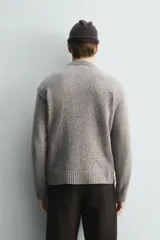 Jersey de punto con mezcla de lana, corte regular fit, cuello redondo y manga larga con acabados en rib.