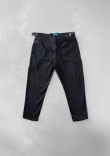 Pantalón negro de jean con sistema de ajuste lateral con herrajes.