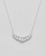 Gargantilla de plata 925 con diseño de media luna decorada con una serie de piedras de luna ovaladas engastadas.