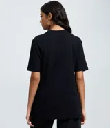 Remera de algodón color negro con cuello redondo y mangas cortas. Presenta una estampa frontal con múltiples imágenes de Hannah Montana y tipografía en tonos rosados.