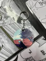 Llavero circular de MDF con estampa a color del personaje Satoru Gojo de Jujutsu Kaisen.
