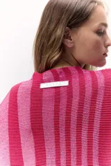 Sweater tejido de punto a rayas texturizado con lurex, color verde y azul. Cuenta con un calce oversize, mangas tres cuartos y cuello bote.