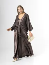 Kimono confeccionado en tejido liviano color marrón chocolate, con bordes satinados y mangas amplias. Puede usarse abierto o cerrado mediante un nudo al frente.