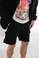 Bermuda color marrón claro de gabardina, corte recto, con bolsillos laterales y traseros.