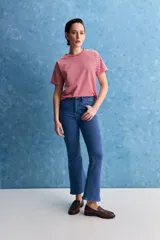 Jean azul de tiro alto con fit bootcut, ajustado en caderas y muslos, con apertura sutil desde la rodilla.