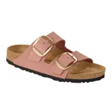 Sandalias Birkenstock modelo Arizona Big Buckle, color rosado, con dos correas ajustables de gamuza y hebillas grandes doradas. Presentan plantilla anatómica de corcho y suela de goma negra.