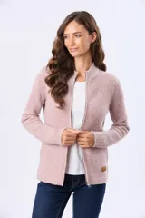 Campera tejida color rosado, con cierre frontal, cuello alto y bolsillos laterales. Presenta una textura abrigada y un parche de cuero sintético marrón con el logo de la marca en el dobladillo.