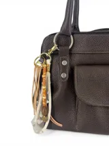 Cartera de cuero floater color chocolate con textura suave, doble asa reforzada, tres compartimentos independientes con cierre y bolsillo exterior con solapa.