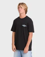 Remera Billabong de manga corta y color negro, con diseño gráfico estampado en la espalda que presenta un rombo con ondas de colores degradados en tonos celestes y violetas.