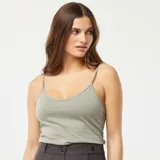 Camiseta de tirantes finos color verde oliva con escote en V.