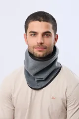 Cuello polar de diseño envolvente, confeccionado en tejido suave y abrigado, ideal para proteger del frío.