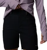 Short negro Columbia de mujer con tecnología Omni-SHIELD™, bolsillos cargo con cremallera y trabillas para cinturón.