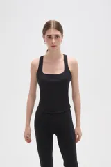 Musculosa deportiva color negro, con cuello cuadrado y breteles anchos, confeccionada en poliamida con ajuste al cuerpo.