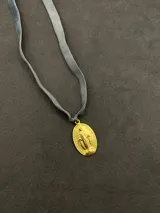 Collar con cinta de terciopelo gris y dije de Medalla Milagrosa en acabado dorado 18k.