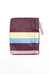 Porta laptop con diseño de rayas horizontales en tonos bordó, amarillo, celeste y rosado, con cierre lateral y tirador de cierre acolchado.