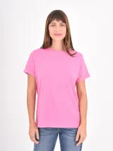 Remera de algodón de corte clásico, con cuello redondo y mangas cortas con dobladillo.