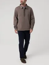 Buzo de algodón orgánico color gris oscuro, de manga larga, con cuello camisero y cierre frontal parcial con botones.