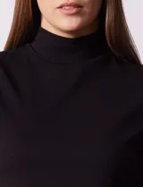 Remera amarilla de algodón con cuello alto y mangas cortas.