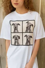 Remera blanca de algodón con estampa frontal dividida en cuatro paneles con fotos de un perro galgo.