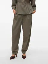 Pantalón sastrero de tiro alto color verde oliva, con cierre de gancho y cremallera, bolsillos laterales y fit regular.