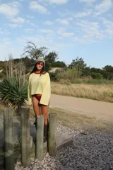 Remera de manga larga color azul marino con cuello redondo en contraste amarillo. Presenta un pequeño bordado en el pecho.