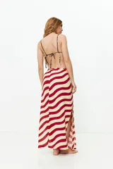 Falda larga de viscosa con estampado de rayas onduladas color crema y rojo.