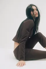 Pantalón de tiro alto con corte flare, entallado en la cintura y caderas, con bolsillos delanteros de vivo con cierre y trabillas para cinturón.