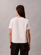 Remera Calvin Klein de manga corta y cuello redondo, color blanco, con diseño gráfico y logotipo impreso en el pecho.