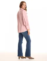 Camisa blanca de la marca Liv Los Ángeles, con cuello con solapa y cierre frontal de botones. Presenta mangas largas con detalles calados y puños anchos con botones.