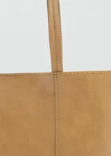 Bolso tipo shopper de tamaño mediano en color camel, con acabado liso y brillante. Cuenta con dos asas de hombro fijas y cierre de botón magnético.