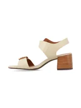 Sandalia de taco cuadrado efecto madera, color off-white con textura reptil, tiras con hebillas metálicas doradas en el empeine y en el talón.
