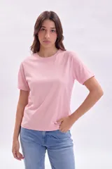 Remera básica de manga corta en color rosa, con cuello redondo y diseño liso.