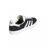 Championes urbanos Adidas modelo Gazelle Adv, color negro con las icónicas tres rayas laterales en blanco. Presentan un diseño clásico de perfil bajo, confeccionados en gamuza con suela de goma blanca y detalles en dorado.