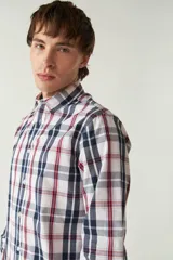 Camisa blanca a cuadros azules y grises, de manga larga y corte slim fit.