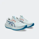 Championes de running Asics modelo Gel Cumulus 28, color blanco con detalles en azul y naranja. Cuentan con tecnología de amortiguación FF BLAST MAX y suela FLUIDRIDE para una pisada suave y reactiva.