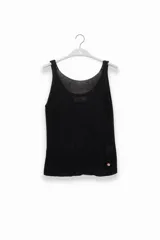 Musculosa de punto canalé color negro, tejida con hilos metálicos de lurex que aportan un brillo sutil, con escote bote y tirantes anchos.