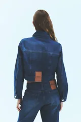 Pantalón de jean tiro bajo, corte oversize, color azul denim con badana de PU y avíos metálicos.