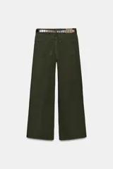 Jeans Z1975 wide leg de tiro alto, color negro, con cinco bolsillos, pierna ancha, cierre frontal con cremallera y botón, e incluye un cinturón a contraste tipo cuerina con textura de cocodrilo y hebilla metálica dorada.