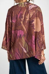 Kimono de viscosa con estampado abstracto en tonos marrones, violetas y verdes, con detalles de hilos dorados y mangas tres cuartos.